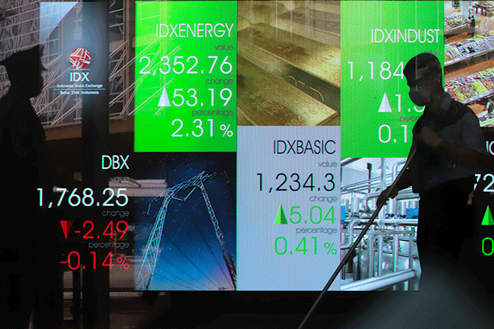 Layar menampilkan pergerakan Indeks Harga Saham Gabungan (IHSG) di Bursa Efek Indonesia, Jakarta, Selasa (27/12/2022).