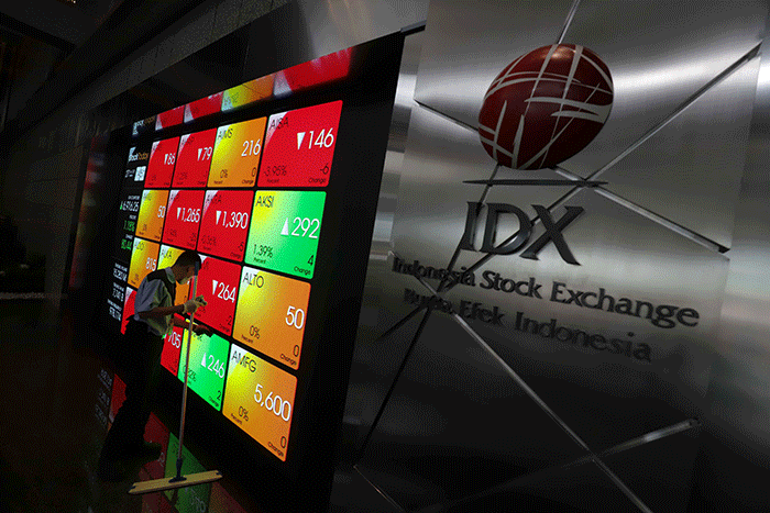 Layar menampilkan pergerakan Indeks Harga Saham Gabungan (IHSG) di Bursa Efek Indonesia, Jakarta, Selasa (27/12/2022).