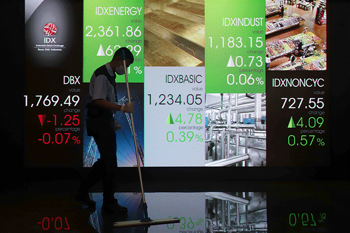 Layar menampilkan pergerakan Indeks Harga Saham Gabungan (IHSG) di Bursa Efek Indonesia, Jakarta, Selasa (27/12/2022).