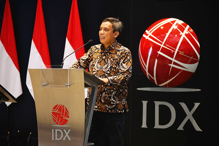 Wakil Direktur Utama PT Bank Tabungan Negara (Persero) Tbk, Nixon LP Napitupulu dan Direktur Utama KSEI Uriep Budhi Prasetyo menunjukkan Perjanjian Kerja Sama.