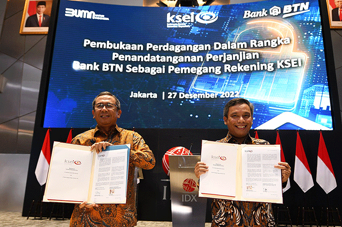 Wakil Direktur Utama PT Bank Tabungan Negara (Persero) Tbk, Nixon LP Napitupulu dan Direktur Utama KSEI Uriep Budhi Prasetyo menunjukkan Perjanjian Kerja Sama.