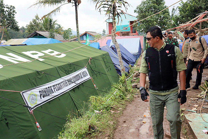 Kepala BNPB Letjen TNI Suharyanto (kiri) meninjau rumah warga terdampak gempa di Kecamatan Gekbrong, Kabupaten Cianjur, Jawa Barat, Senin (26/12/2022).