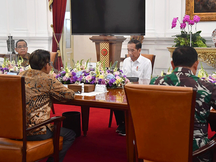 Presiden Joko Widodo menggelar rapat bersama jajarannya untuk membahas kebijakan slot penerbangan domestik maupun mancanegara di Istana Merdeka.