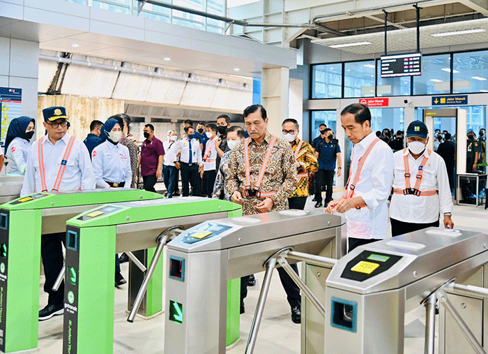Presiden Joko Widodo meninjau pengembangan infrastruktur di Stasiun Tanah Abang, Jakarta, Senin (26/12/2022).