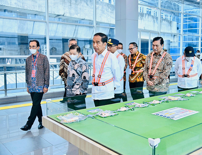 Presiden Joko Widodo meninjau pengembangan infrastruktur di Stasiun Tanah Abang, Jakarta, Senin (26/12/2022).
