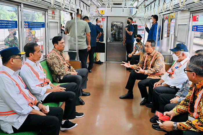 Presiden Joko Widodo meninjau pengembangan infrastruktur di Stasiun Tanah Abang, Jakarta, Senin (26/12/2022).