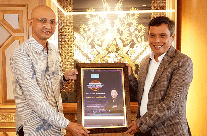 Wakil Direktur Utama Bank BTN Nixon LP Napitupulu (kanan) menerima penghargaan sebagai The Best Transformation Leader.