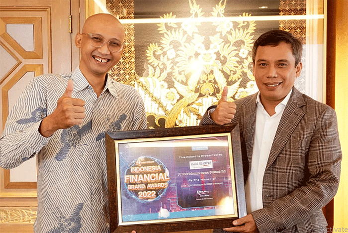 Wakil Direktur Utama Bank BTN Nixon LP Napitupulu (kanan) menerima penghargaan sebagai The Best Transformation Leader.