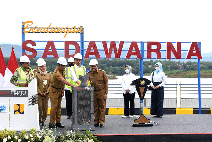Presiden Joko Widodo didampingi Iriana Joko Widodo meresmikan Bendungan Sadawarna, Kabupaten Sumedang, Jawa Barat, Selasa (27/12/2022).