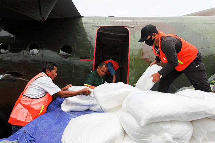 Petugas memindahkan garam kedalam pesawat untuk proses Teknologi Modifikasi Cuaca (TMC) di Skadron Udara 2, Halim Perdanakusuma, Jakarta, Rabu (28/12/2022).