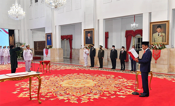 Presiden Joko Widodo resmi melantik Laksamana Madya Muhammad Ali menjadi Kepala Staf Angkatan Laut (KSAL) di Istana Negara, Jakarta, Rabu (28/12/2022).