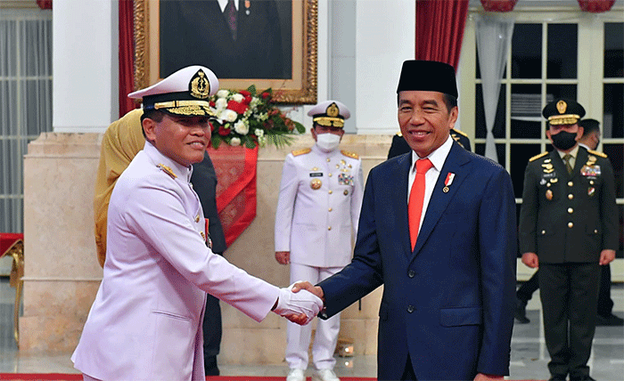 Presiden Joko Widodo resmi melantik Laksamana Madya Muhammad Ali menjadi Kepala Staf Angkatan Laut (KSAL) di Istana Negara, Jakarta, Rabu (28/12/2022).