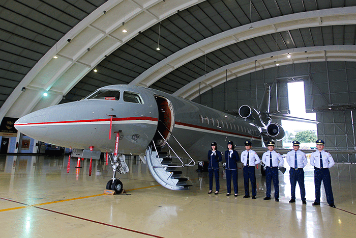 Menteri Pertahanan Prabowo Subianto menyerahkan secara simbolis pesawat Falcon 7X dan Falcon 8X kepada TNI Angkatan Udara.