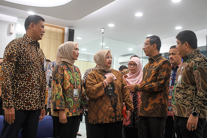 Direktur Utama BPJS Ketenagakerjaan Anggoro Eko Cahyo (kanan) bersama Pj Gubernur DKI Jakarta Heru Budi Hartono memberikan santunan JKM dan beasiswa.