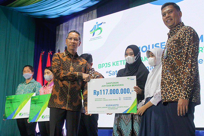 Direktur Utama BPJS Ketenagakerjaan Anggoro Eko Cahyo (kanan) bersama Pj Gubernur DKI Jakarta Heru Budi Hartono memberikan santunan JKM dan beasiswa.
