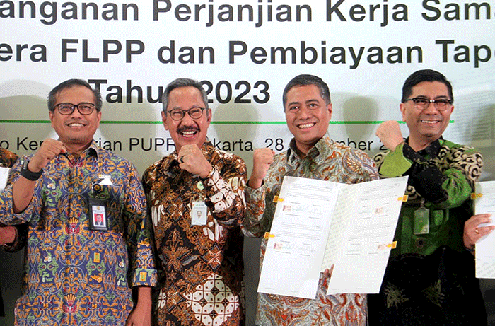 Direktur Consumer Bank BTN Hirwandi Gafar (kedua kanan) menunjukkan naskah perjanjian kerja sama penyaluran KPR Sejahtera FLPP dan Pembiayaan Tapera.
