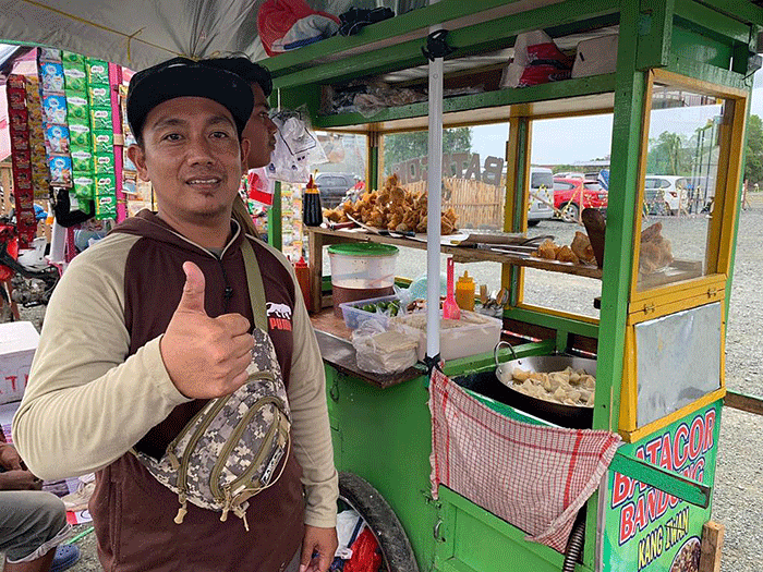 Omset para PKL yang rata-rata mulai berjualan selepas dhuhur bervariasi mulai Rp400 ribu hingga Rp 2 juta.