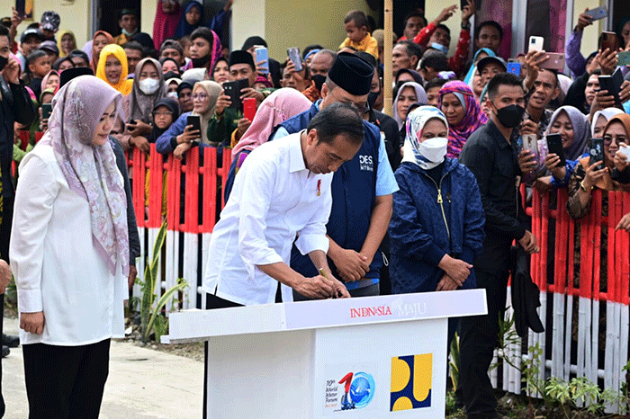 Presiden Joko Widodo meninjau dan meresmikan secara langsung hunian tetap (huntap) pascabencana badai siklon tropis seroja di Desa Tambe, Kecamatan Bolo, Bima.