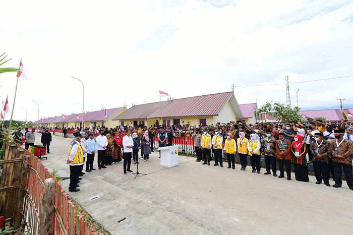 Presiden Joko Widodo meninjau dan meresmikan secara langsung hunian tetap (huntap) pascabencana badai siklon tropis seroja di Desa Tambe, Kecamatan Bolo, Bima.