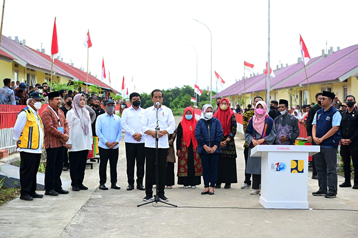 Presiden Joko Widodo meninjau dan meresmikan secara langsung hunian tetap (huntap) pascabencana badai siklon tropis seroja di Desa Tambe, Kecamatan Bolo, Bima.