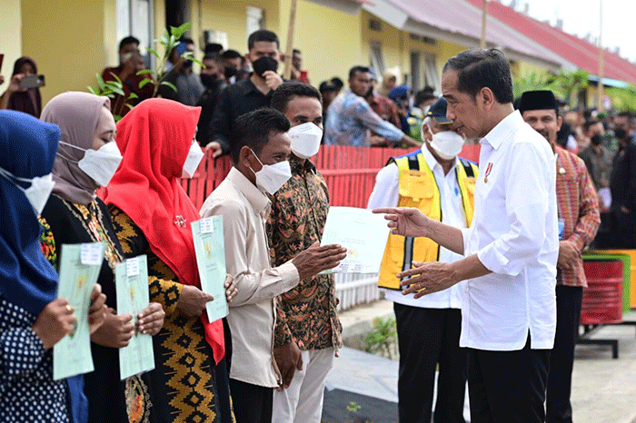 Presiden Joko Widodo meninjau dan meresmikan secara langsung hunian tetap (huntap) pascabencana badai siklon tropis seroja di Desa Tambe, Kecamatan Bolo, Bima.