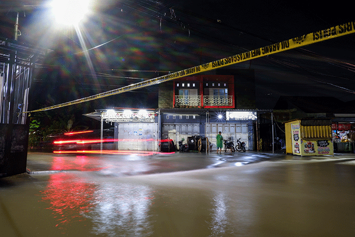 Ruas Jalan Nipa-Nipa, Kecamatan Manggala, Makassar, ditutup akibat banjir yang semakin tinggi, Kamis (29/12/2022).