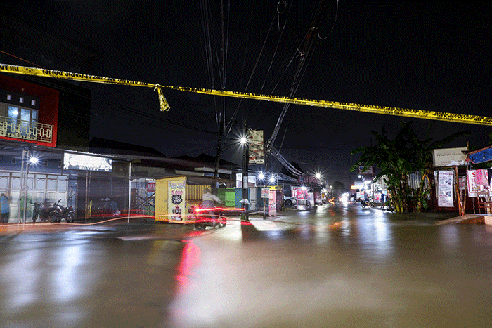 Ruas Jalan Nipa-Nipa, Kecamatan Manggala, Makassar, ditutup akibat banjir yang semakin tinggi, Kamis (29/12/2022).