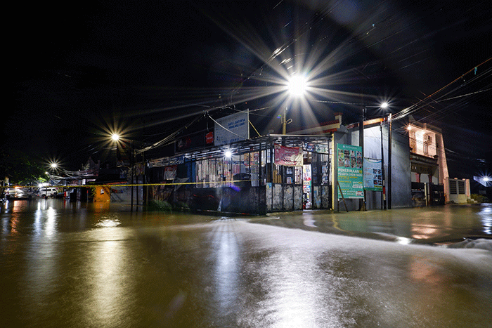Ruas Jalan Nipa-Nipa, Kecamatan Manggala, Makassar, ditutup akibat banjir yang semakin tinggi, Kamis (29/12/2022).