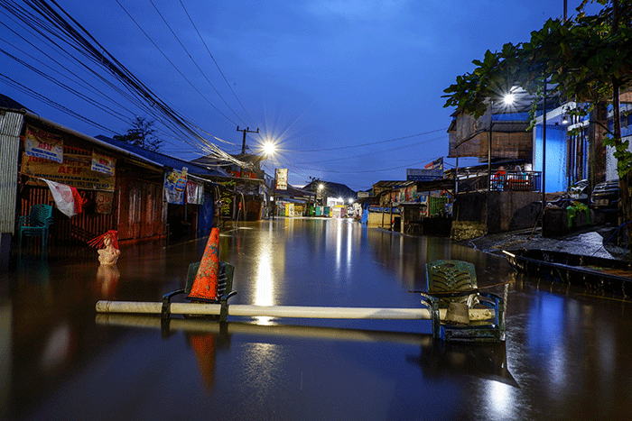 Ruas Jalan Nipa-Nipa, Kecamatan Manggala, Makassar, ditutup akibat banjir yang semakin tinggi, Kamis (29/12/2022).