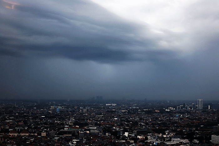 Awan gelap menyelimuti langit Jakarta, Rabu (28/12/2022).