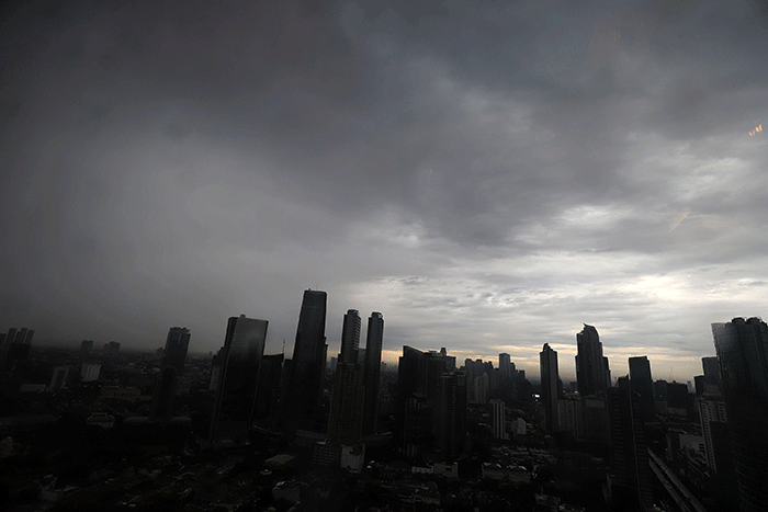Awan gelap menyelimuti langit Jakarta, Rabu (28/12/2022).