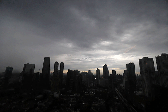 Awan gelap menyelimuti langit Jakarta, Rabu (28/12/2022).