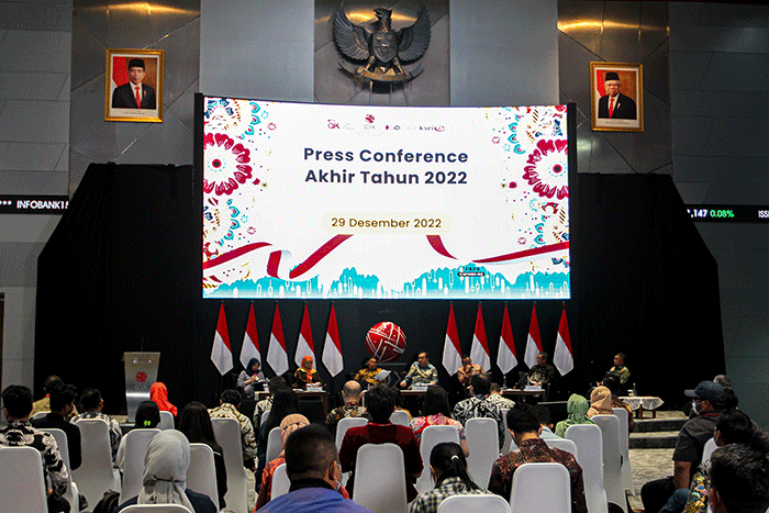 Direktur Utama PT Bursa Efek Indonesia (BEI) Iman Rachman menyampaikan paparannya dalam acara Konferensi Pers Akhir Tahun 2022 di Bursa Efek Indonesia.