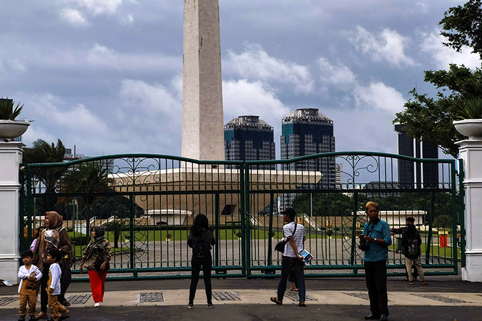 Pengunjung tetap datang berlibur ke kawasan Monas dari luar walaupun peringatan cuaca hujan disertai angin melanda Jakarta, Rabu (28/12/2022).