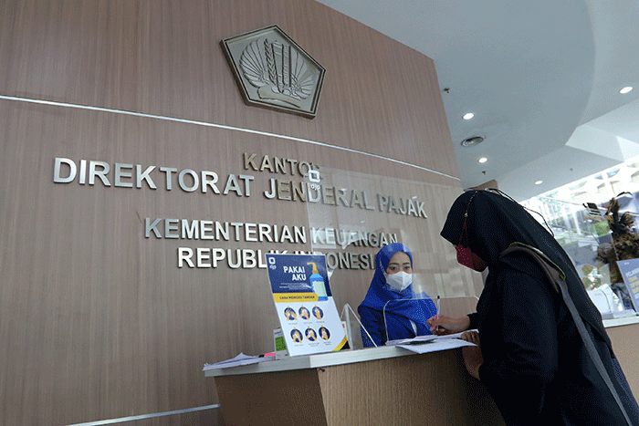 Petugas melayani wajib pajak di salah satu kantor pelayanan pajak pratama di Jakarta, Kamis (29/12/2022).