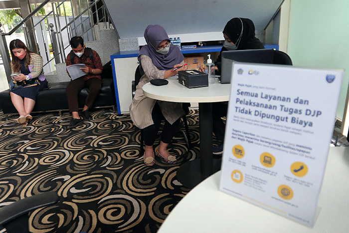 Petugas melayani wajib pajak di salah satu kantor pelayanan pajak pratama di Jakarta, Kamis (29/12/2022).