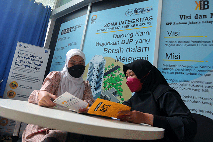 Petugas melayani wajib pajak di salah satu kantor pelayanan pajak pratama di Jakarta, Kamis (29/12/2022).