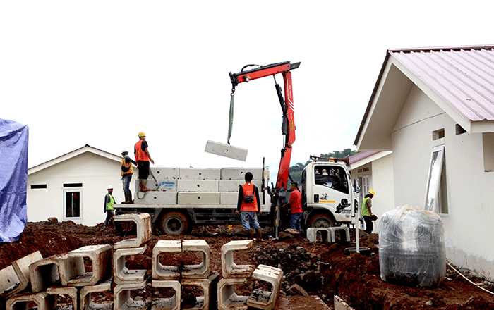 Proses pembangunan hunian tetap (huntap) untuk relokasi warga terdampak gempa bumi di Desa Sirnagalih, kecamatan Cilaku, Kabupaten Cianjur, Jawa Barat.