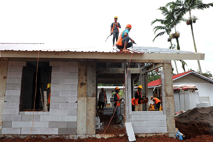 Proses pembangunan hunian tetap (huntap) untuk relokasi warga terdampak gempa bumi di Desa Sirnagalih, kecamatan Cilaku, Kabupaten Cianjur, Jawa Barat.
