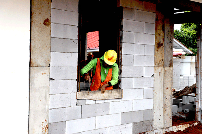 Proses pembangunan hunian tetap (huntap) untuk relokasi warga terdampak gempa bumi di Desa Sirnagalih, kecamatan Cilaku, Kabupaten Cianjur, Jawa Barat.