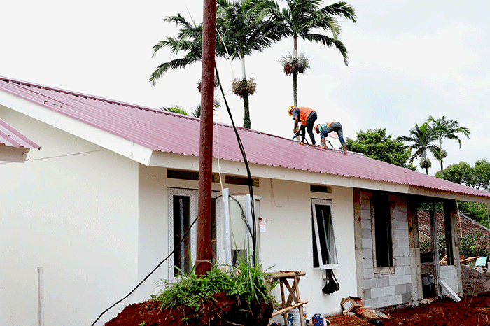 Proses pembangunan hunian tetap (huntap) untuk relokasi warga terdampak gempa bumi di Desa Sirnagalih, kecamatan Cilaku, Kabupaten Cianjur, Jawa Barat.