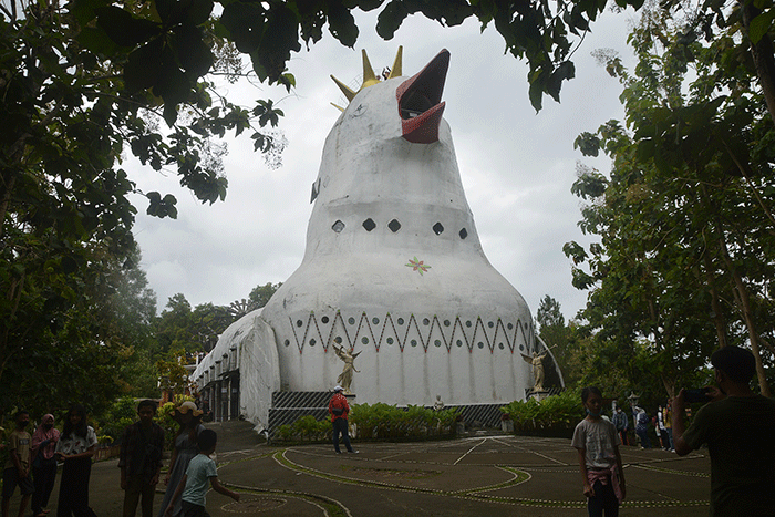 Sejumlah wisatawan menikmati beberapa sudut Gereja Ayam yang berada di Bukit Rhema, kawasan Borobudur, Dusun Gombong, Desa Kembanglimus, Kecamatan Borobudur.