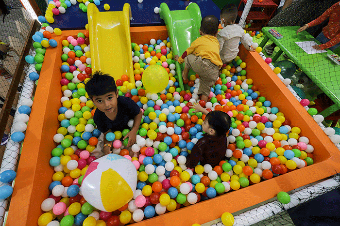 Sejumlah anak mengikuti permainan saat menghadiri acara Kids FanFest Indonesia 2022 di Hall A, Jakarta Convention Center (JCC), Senayan, Jakarta.