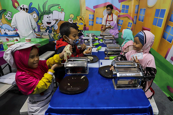 Sejumlah anak mengikuti permainan saat menghadiri acara Kids FanFest Indonesia 2022 di Hall A, Jakarta Convention Center (JCC), Senayan, Jakarta.