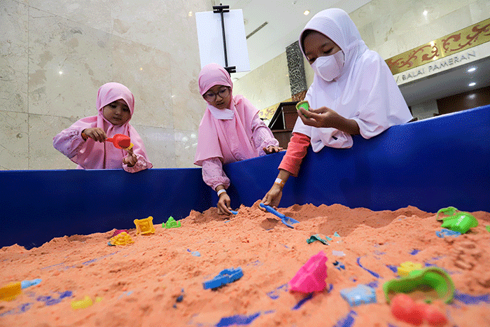 Sejumlah anak mengikuti permainan saat menghadiri acara Kids FanFest Indonesia 2022 di Hall A, Jakarta Convention Center (JCC), Senayan, Jakarta.