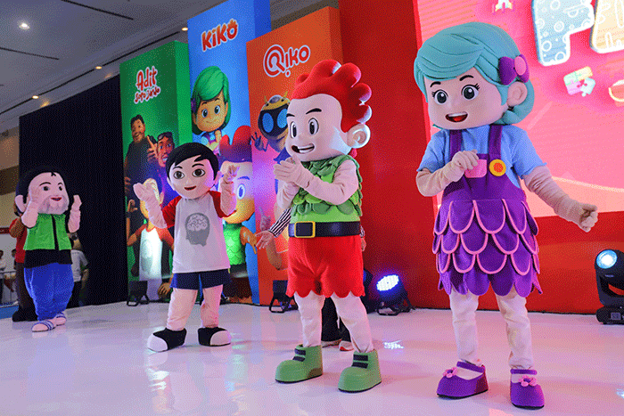 Serial animasi Kiko & Lola menyapa penggemar saat menggelar Meet and Greet dalam acara Kids FanFest Indonesia 2022 di Hall A, Jakarta Convention Center (JCC).
