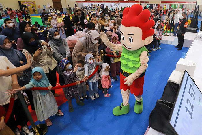 Serial animasi Kiko & Lola menyapa penggemar saat menggelar Meet and Greet dalam acara Kids FanFest Indonesia 2022 di Hall A, Jakarta Convention Center (JCC).