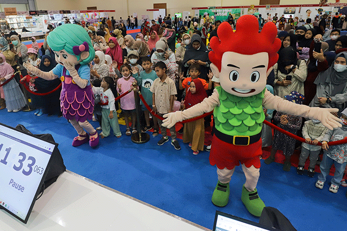 Serial animasi Kiko & Lola menyapa penggemar saat menggelar Meet and Greet dalam acara Kids FanFest Indonesia 2022 di Hall A, Jakarta Convention Center (JCC).