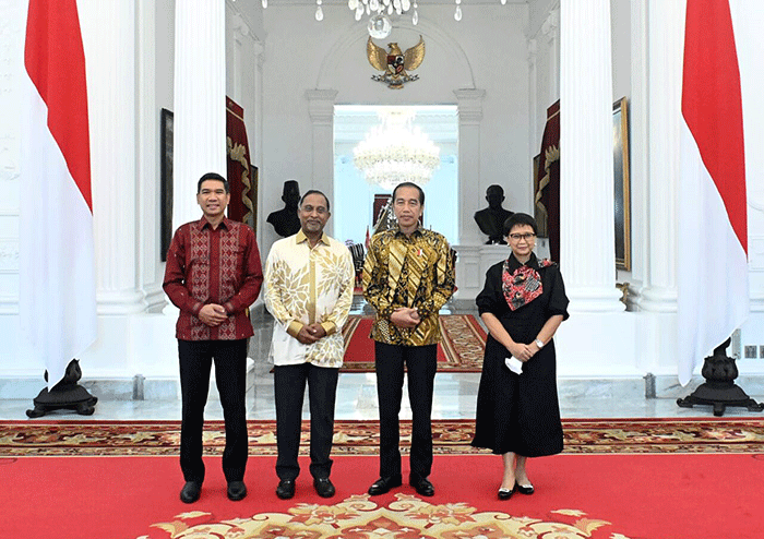 Presiden Joko Widodo menerima Menteri Luar Negeri Malaysia Dato’ Seri Diraja Zambry Abdul Kadir beserta delegasi di Istana Merdeka, Jakarta, Jumat (30/12/2022).