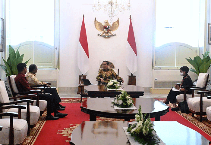 Presiden Joko Widodo menerima Menteri Luar Negeri Malaysia Dato’ Seri Diraja Zambry Abdul Kadir beserta delegasi di Istana Merdeka, Jakarta, Jumat (30/12/2022).